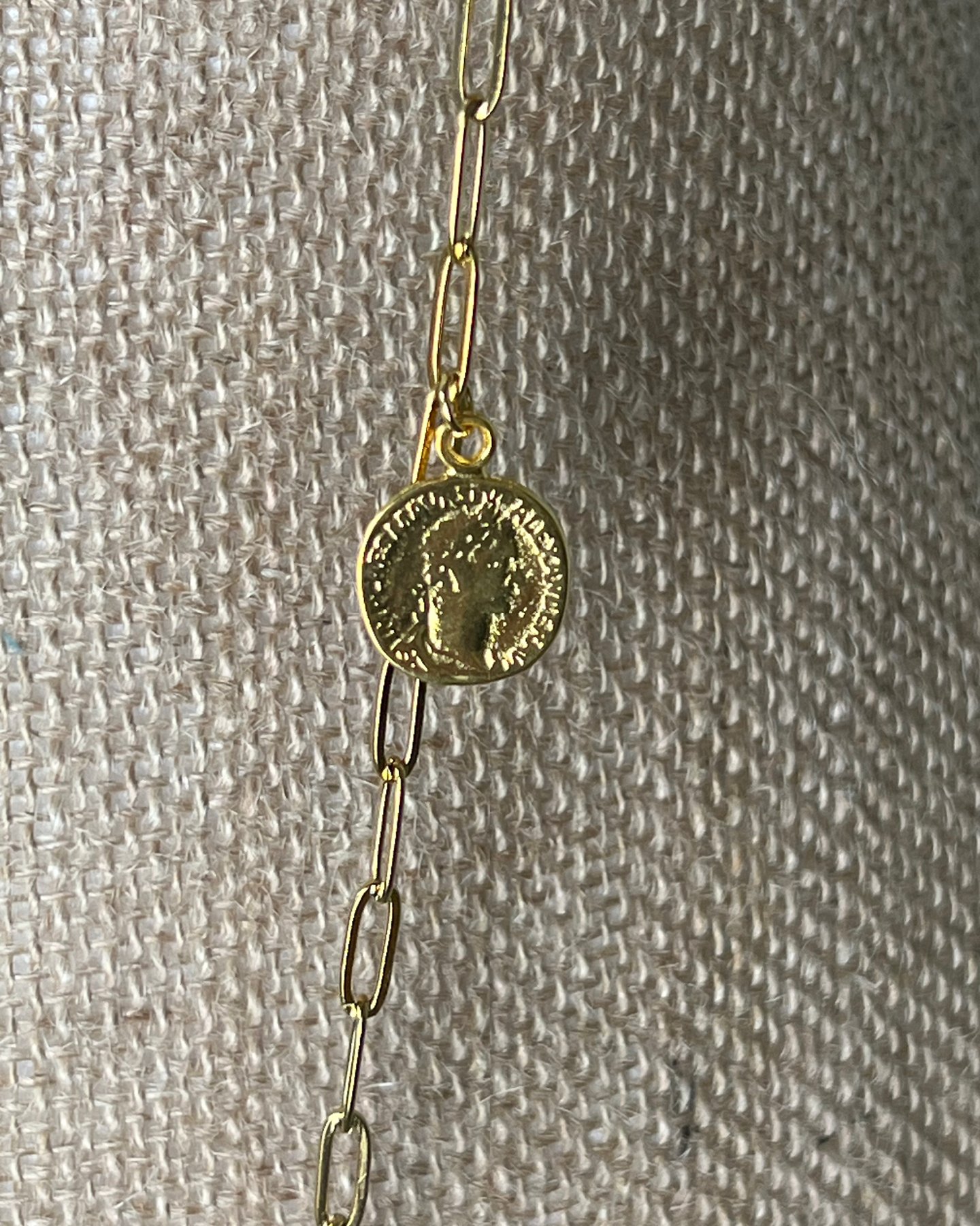 The Loulàlà Dancing Queen Essential Necklace * gold-toned