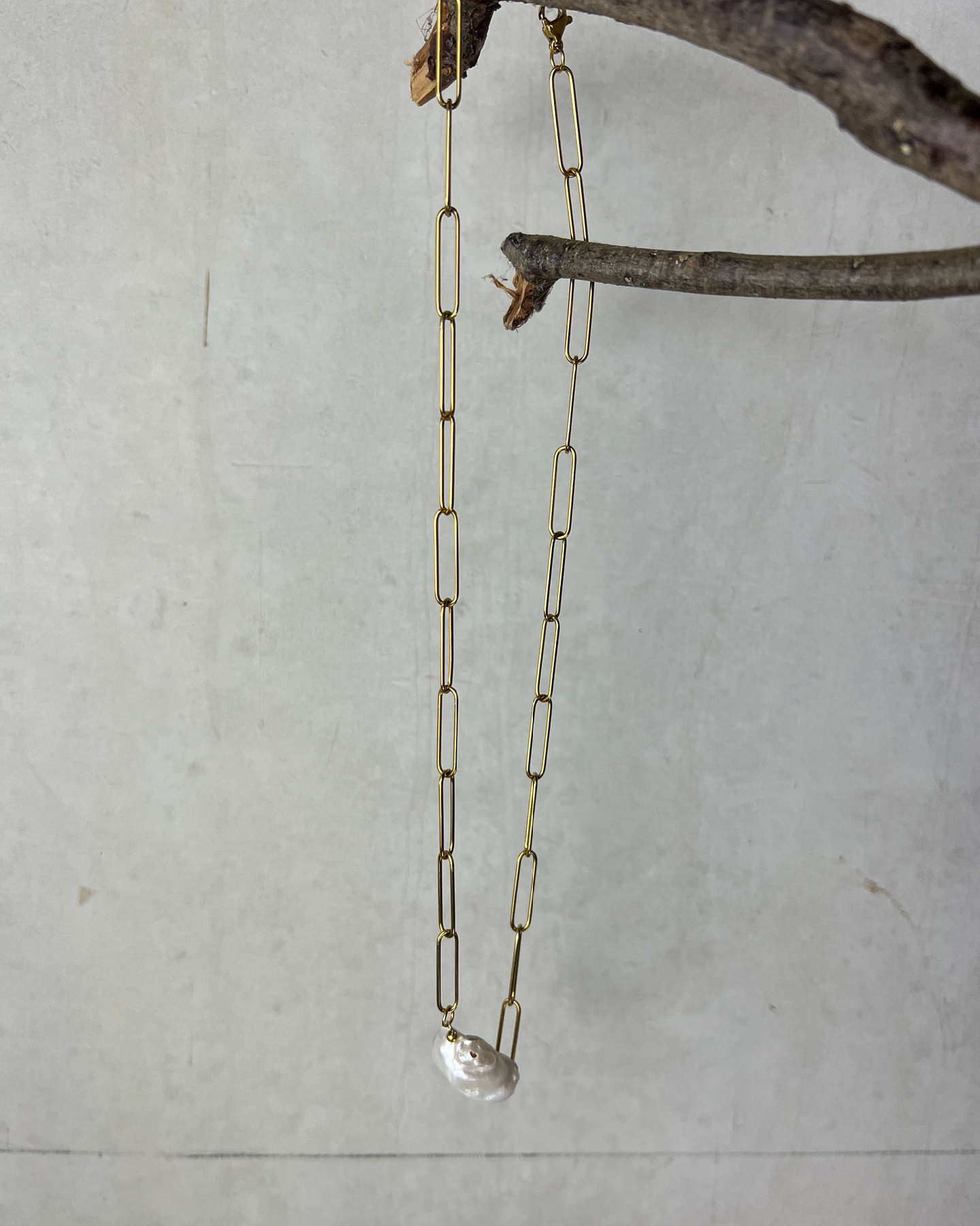 Vienna Heritage Necklace * gold toned mother of pearl